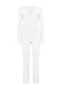 Hvidt to-delt loungewear sæt med en knap-ned top med blonder på skuldrene og lange ærmer, kombineret med tætsiddende bukser.