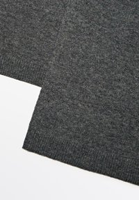Tessuto lavorato a maglia grigio scuro con una texture morbida. Presenta bordi dritti e un motivo sottile, evidenziando una finitura liscia ed uniforme.