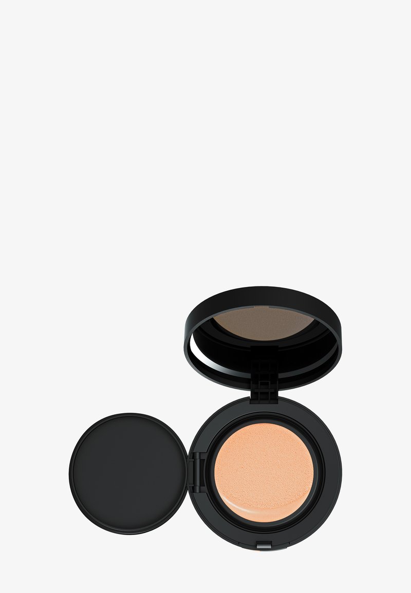 Zwarte compacte verpakking met een ronde vorm, met een open deksel. Binnenin zit een spons en een perzikkleurige cushion foundation. Zachte textuur, matte afwerking.