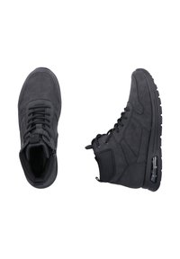 Schwarze Wildledersneaker im High-Top-Design, ausgestattet mit Schnürsenkeln, einem gepolsterten Kragen und einer sichtbaren Luftblase in der Sohle zur Dämpfung.