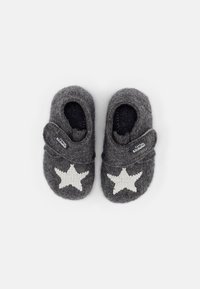 Pantofole grigie in feltro con motivi di stelle bianche, forma arrotondata, fascetta laterale in Velcro e morbido rivestimento interno per il massimo comfort.