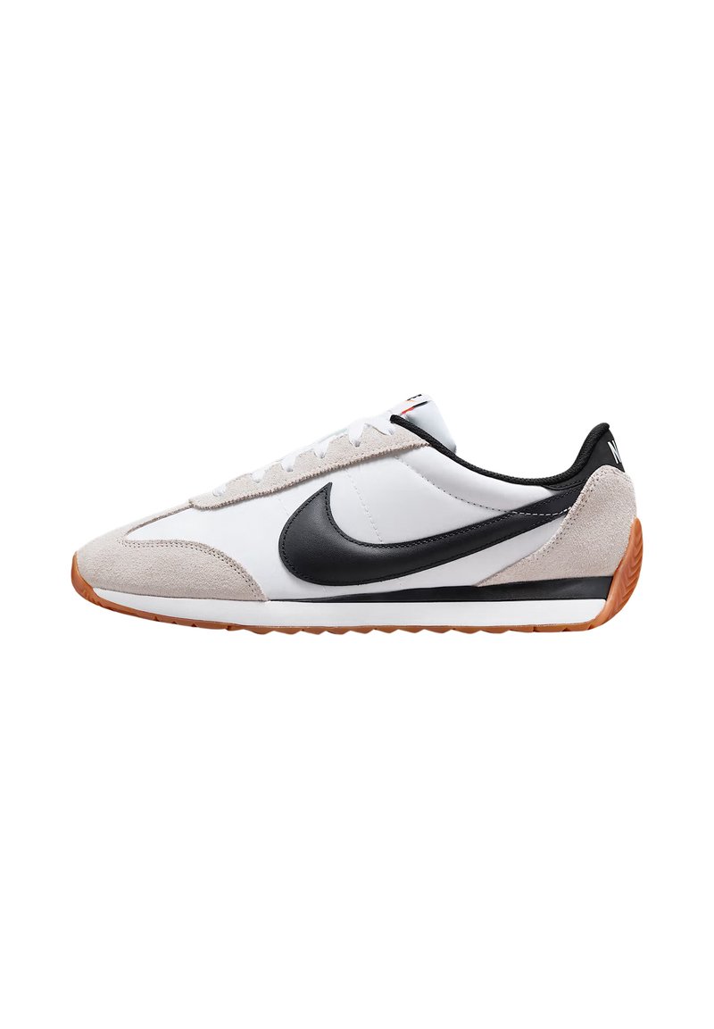 Sneakers in pelle bianca con accenti neri, dettagli in suede e suola in gomma. Presentano un design classico con lacci e punta arrotondata.