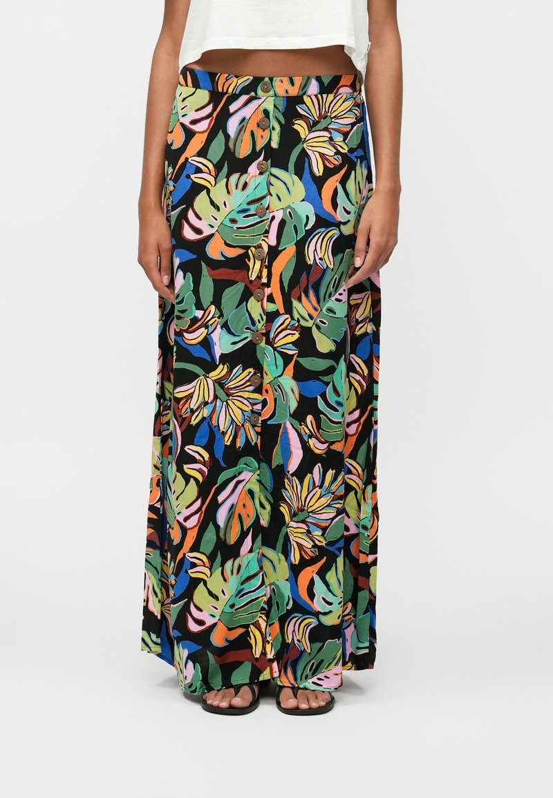 Jupe maxi florale avec des motifs de feuilles tropicales multicolores. Présente un fond noir, des boutons à la taille et un design fluide.