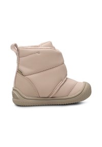 Bottine beige clair isolée avec semelle en caoutchouc texturée et languette, conçue pour le confort par temps froid et un enfilage facile.