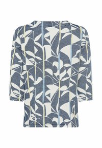 Dreiviertelarmoberteil mit einem blau-weißen geometrischen Muster mit abstrakten Blättern, strukturiertem Stoff und gelben Streifenakzenten.