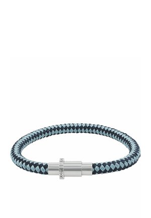 Pulsera de cordón trenzado en negro y azul claro con un cierre magnético cilíndrico de plata grabado con el nombre de la marca.