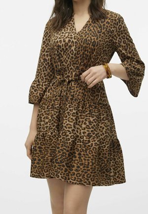 Robe à imprimé léopard avec un décolleté en V, des manches trois-quarts et une bordure à volants. Le tissu semble doux avec un léger éclat.