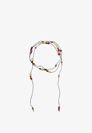 Collana di perline con più fili; presenta perline viola, ambra e trasparenti su cordino nero; leggera con un aspetto delicato.