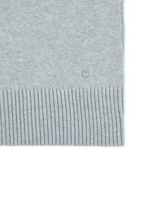 Jasnoszary sweter dzianinowy z ribbowanym dołem i małym metalowym logo. Miękka tekstura; jednolity wzór na całej powierzchni.