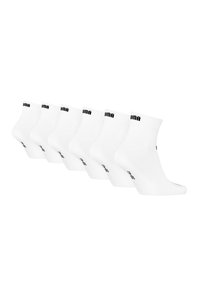 Weiße Knöchelsocken aus weichem Material mit gerippten Bündchen, featuring ein schwarzes Logo, das auf dem Bündchen und der Seite aufgedruckt ist. Sechs Paare in einer Reihe ausgestellt.