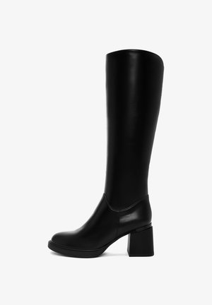 Bota negra hasta la rodilla con un acabado de cuero suave, tacón cuadrado, punta redondeada y detalles en las costuras, que presenta un diseño elegante y minimalista.
