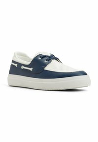 Sneakers med en vit mesh-ovandel och marinblå syntetiska detaljer, med snörning och texturerad gummisula för bra grepp.