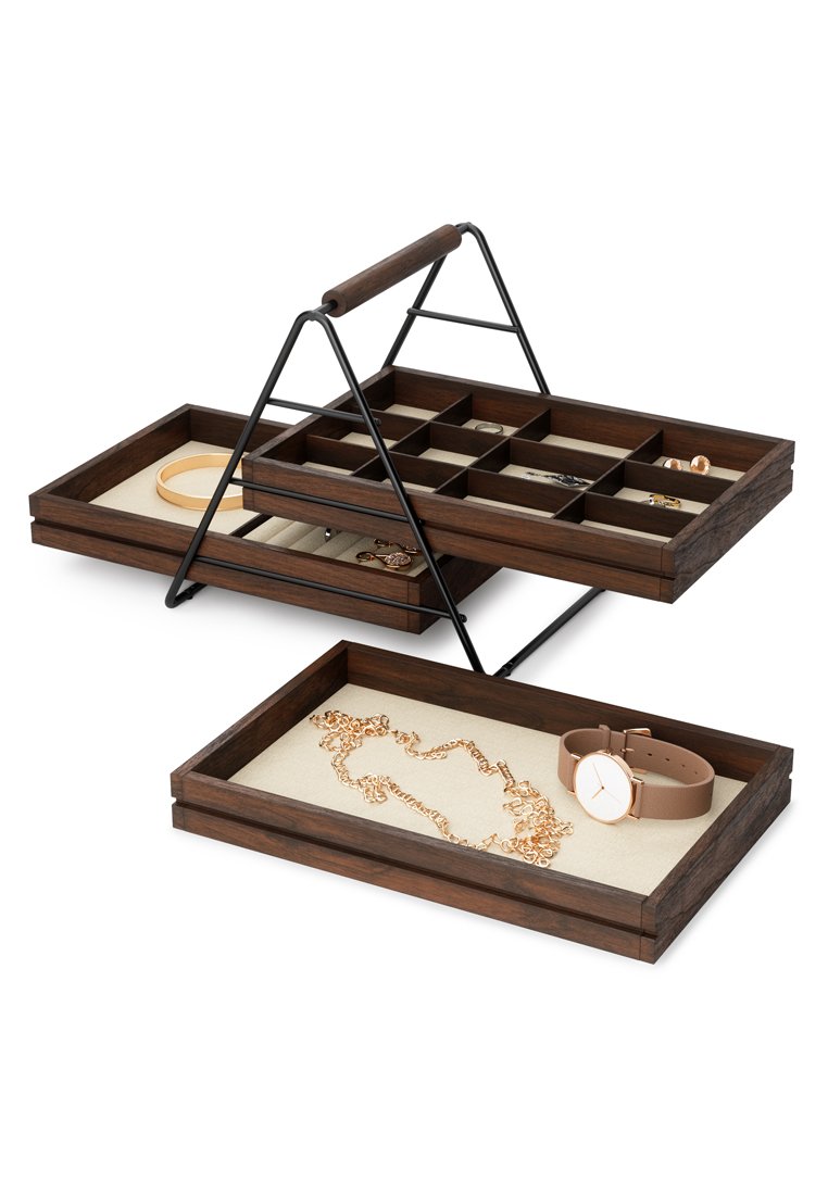 Organizer na biżuterię składający się z dwóch stosowanych drewnianych tac w ciemnym brązie, z czarnym metalowym uchwytem, beżowym materiałem wyściełającym i wieloma przegródkami.