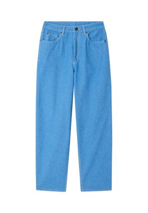 Šviesiai mėlynos spalvos siaurai tiesėjančios džinsinės kelnės su priekinėmis kišenėmis, diržo kilpelėmis, sagos užsegimu ir matomomis siūlėmis baltame fone.