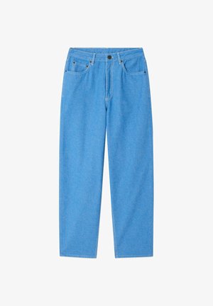 Šviesiai mėlynos spalvos siaurai tiesėjančios džinsinės kelnės su priekinėmis kišenėmis, diržo kilpelėmis, sagos užsegimu ir matomomis siūlėmis baltame fone.