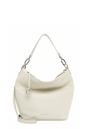 Borsa a tracolla in pelle panna con ferrature argentate, cerniera superiore, manico corto e tracolla lunga rimovibile, con logo "SURI FREY" in rilievo.