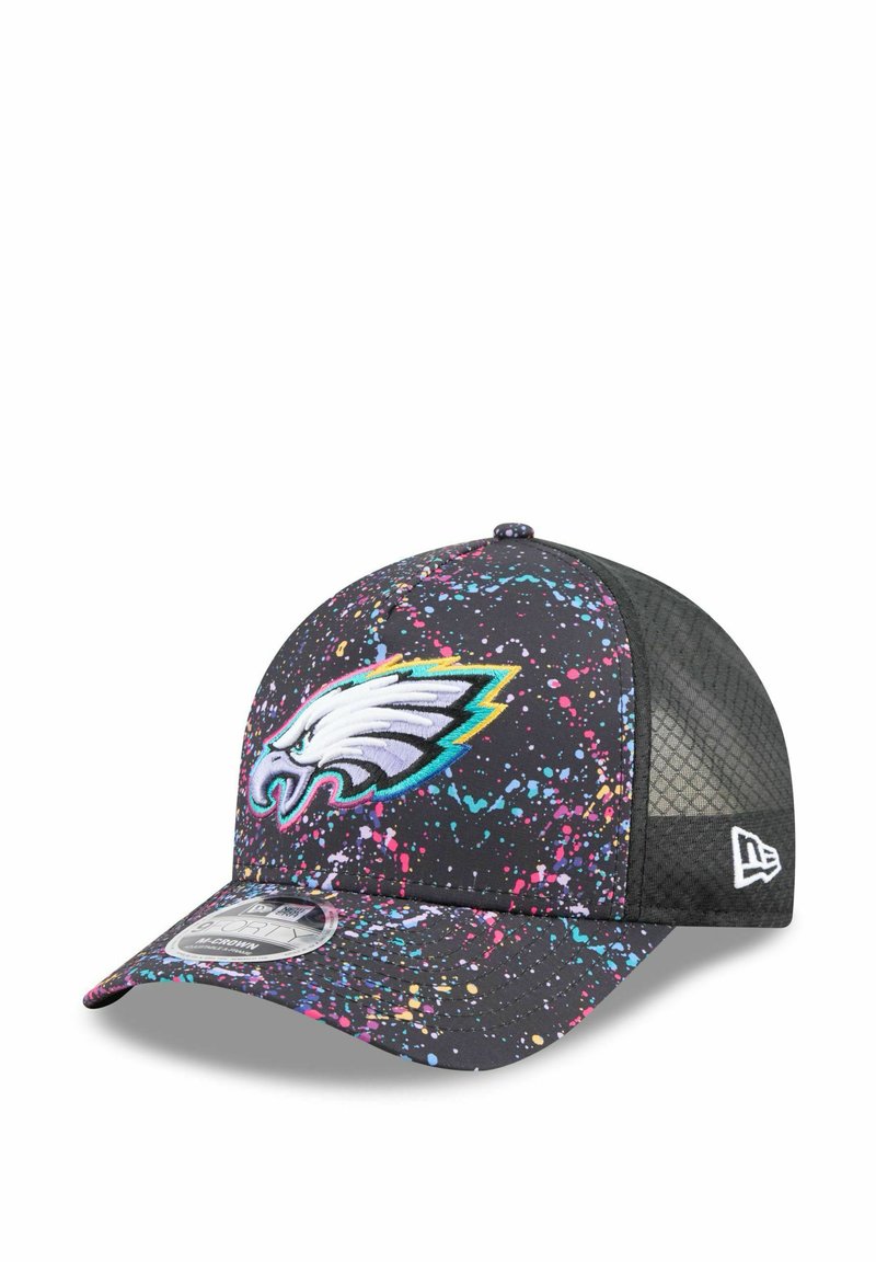 Schwarze Kappe mit buntem Spritzmuster; mit gesticktem Adlerlogo. Netzrücken für Belüftung. Abrundete Schirmgestaltung.