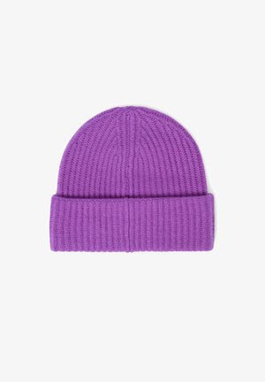 Cappello beanie lavorato a maglia viola con texture a coste e risvolto, realizzato in materiale morbido, con una costruzione superiore senza cuciture.