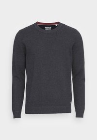 Pull en maille gris foncé avec un motif texturé, col rond, poignets et ourlet côtelés, avec un intérieur de col contrastant en bordeaux.