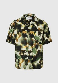 Kurzarm-Hemd mit Knopfleiste in einem mehrfarbigen abstrakten Muster, das grün, schwarz, braun und cremefarben zeigt, aus leichtem Stoff gefertigt.