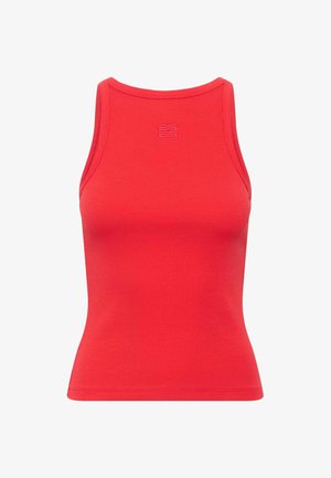 Débardeur rouge côtelé avec un col montant et une coupe ajustée. Présente un détail de logo subtil sur la poitrine. Texture lisse.