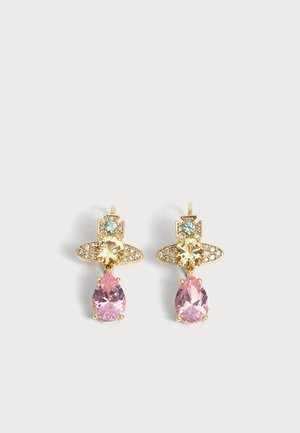 Pendientes de tono dorado con piedras preciosas en forma de lágrima azules, amarillas y rosas, ubicadas en diseños intrincados sobre un fondo blanco liso.