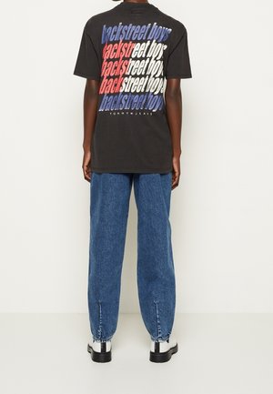 T-shirt print - multi-coloured