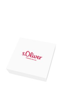 Caja cuadrada blanca con un logo rojo que dice "s.Oliver" y "FASHION FOR LIFE" impreso en la tapa. Superficie lisa, diseño simple.