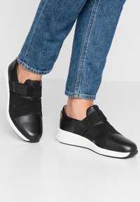 Clarks Unstructured UN RIO STRAP - Scarpe senza lacci - black