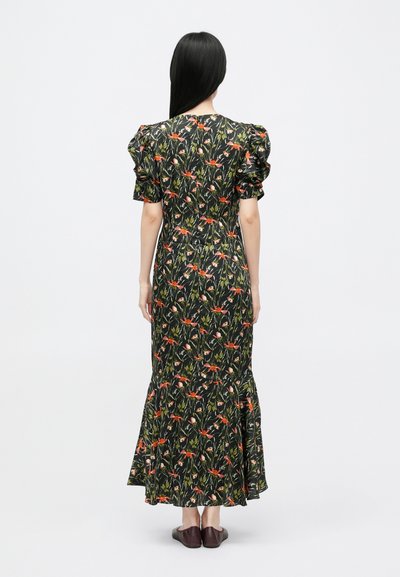Robe noire à fleurs avec des manches bouffantes, un corsage ajusté et un ourlet évasé. Présente des motifs floraux orange et verts sur l'ensemble.