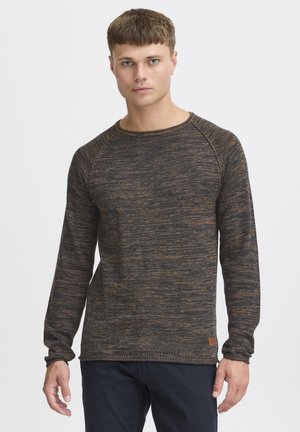 Dunkler, strukturierter Langarm-Pullover mit einer Mischung aus braunen und schwarzen Garnen, ausgestattet mit einem Rundhalsausschnitt und Raglanärmeln sowie einem kleinen Logopatch.