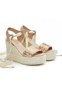 Sandalias de cuña beige con acentos de estampado de leopardo, correas de tela y una suela exterior de yute texturizada. Parte superior de gamuza suave y plantilla acolchada.