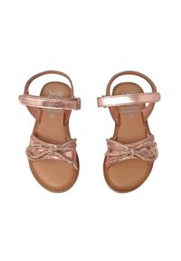 Sandali in pelle color oro rosa con design a fiocco testurizzato e cinturini regolabili alla caviglia. Suola liscia color tan, taglia 28.