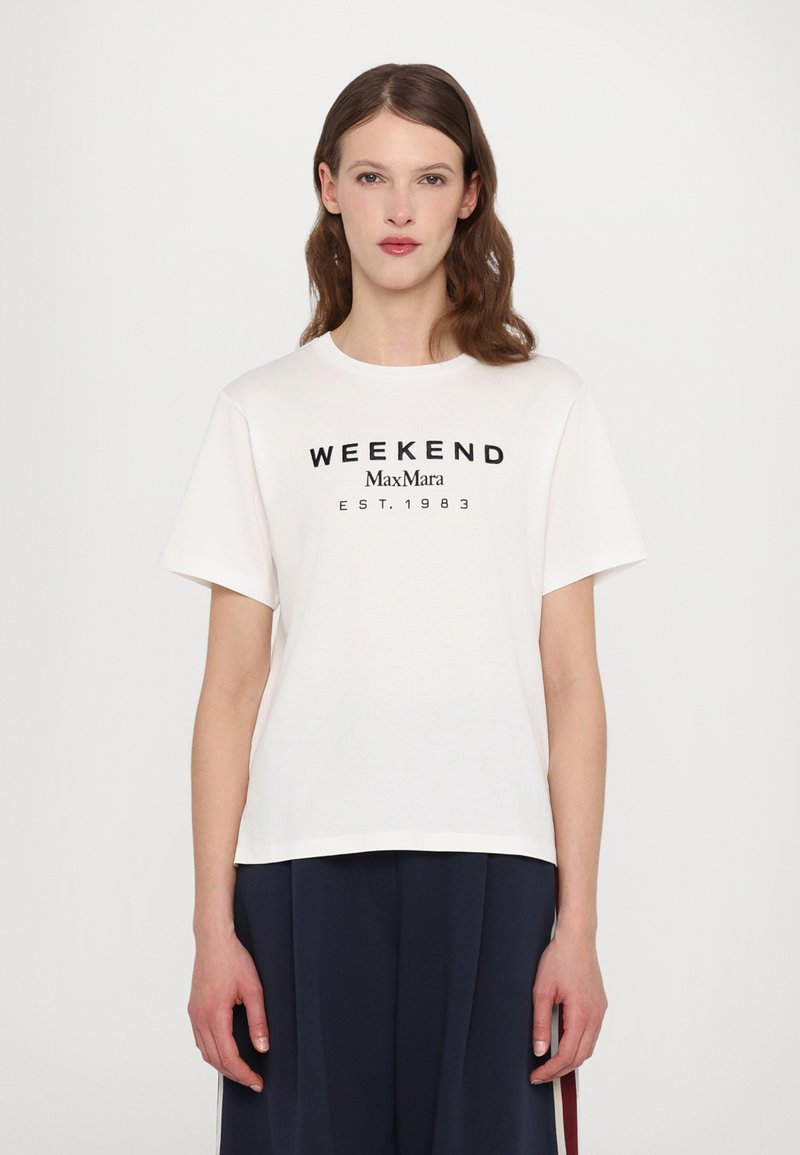Weißes Baumwoll-T-Shirt mit rundem Halsausschnitt und kurzen Ärmeln. Auf der Vorderseite steht der Text "WEEKEND MaxMara EST. 1983" in Schwarz.