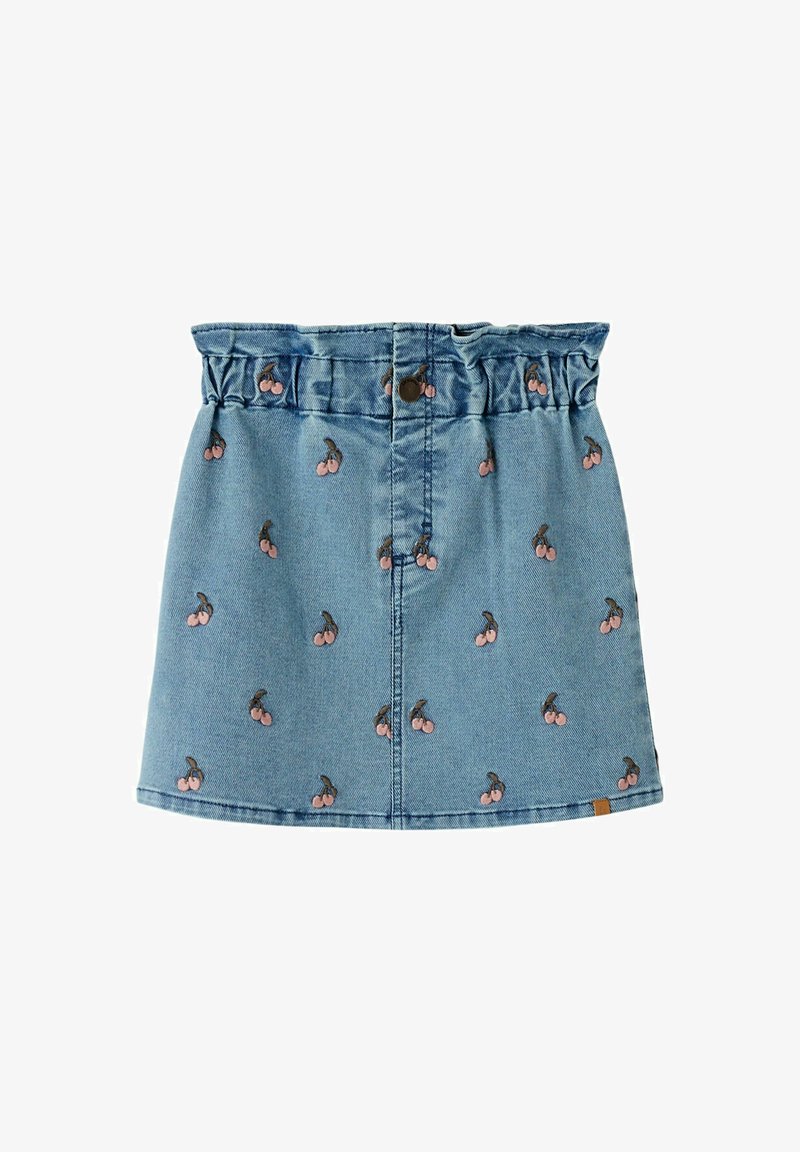 Vaaleansininen farkkuhame, jossa on kerätty vyötärönauha ja kauttaaltaan pieniä vaaleanpunaisia kirsikka-aiheisia kirjailuja, keskellä nappi ja ommeltu helma.