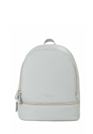 Sac à dos Valentino gris clair avec un dessus arrondi, des détails en fermeture éclair dorée et une petite poignée en haut sur fond blanc.