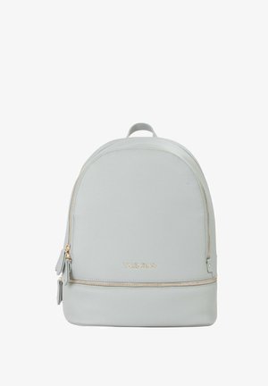 Sac à dos Valentino gris clair avec un dessus arrondi, des détails en fermeture éclair dorée et une petite poignée en haut sur fond blanc.