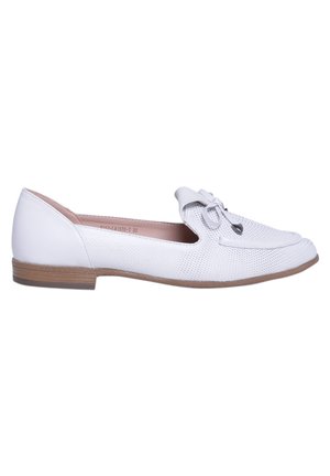 Witte leren platte loafer met geperforeerde details, strik bovenop en lichtbruine zool, zijaanzicht op een witte achtergrond.