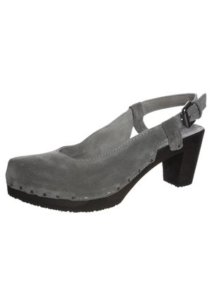 Grå ruskind slingback-sko med rundet tå, træblok-hælkappe og justerbar spænde-rem.