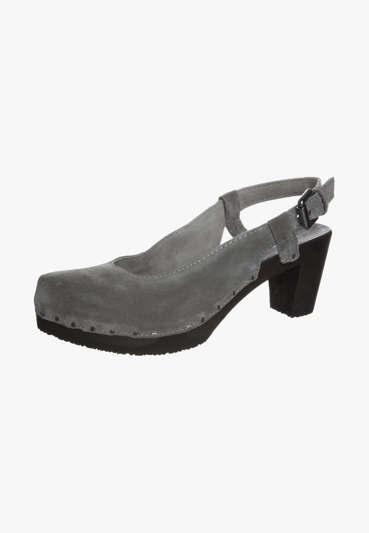 Chaussure slingback en daim gris avec bout arrondi, talon bloc en bois, et bride réglable avec boucle.