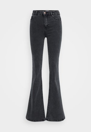 Svarte høyhalsede denimjeans med utsvingte ben, frontlukking med knapp og design med fem lommer mot en hvit bakgrunn.
