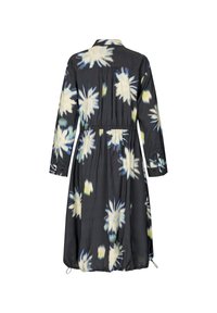 Czarna sukienka z tkaniny z białymi i niebieskimi kwiatowymi wzorami, długimi rękawami, mankietami na guziki, elastyczną talią i marszczonym dołem spódnicy.