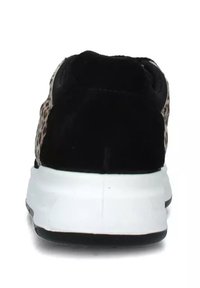 Sneaker nero e con stampa leopardata, con parte superiore testurizzata, collo imbottito e suola bianca con accenti neri. La vista posteriore mette in evidenza i dettagli del design.