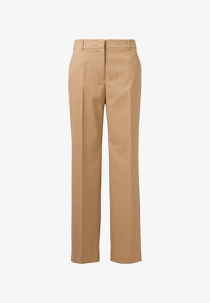 Beżowe spodnie z gładkiego materiału, o prostym kroju nogawek, z bocznymi kieszeniami oraz klasycznym stanem z szlufkami na pasek.