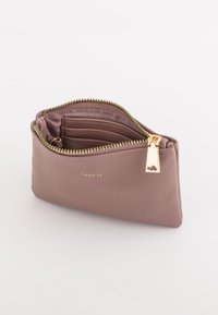 Cartera texturizada rosa con un zipper y herrajes dorados. Presenta múltiples compartimentos para tarjetas en el interior y un logo grabado en la parte frontal.