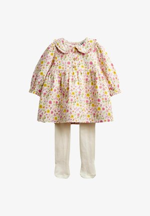 Langærmet babydragt med lyserødt og gult blomsterprint og flæsekrave, kombineret med ensfarvede hvide strømpebukser.