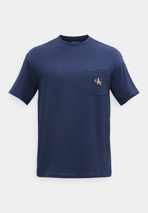 T-shirt bleu marine à manches courtes avec col rond et une poche avant ornée d'un petit logo jaune "ck Calvin Klein".
