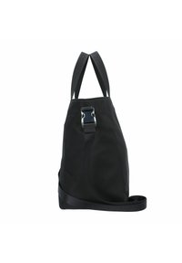 Zwarte stoffen rugzak met verstelbare schouderbanden, zilverkleurige hardware en een driehoekige vorm. Heeft een gladde textuur en een minimalistisch ontwerp.