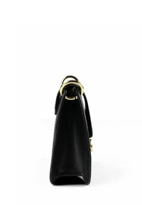 Borsa a mano in pelle nera con design strutturato, caratterizzata da accessori dorati e dettagli circolari. Texture liscia e forma minimalista.