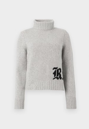 Ljusgrå stickad polotröja med långa ärmar och svart gotisk text på nedre högra sidan.